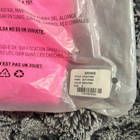 Fits everybody slip dress neon pink SKIMS NWT - Picture 3 of 7